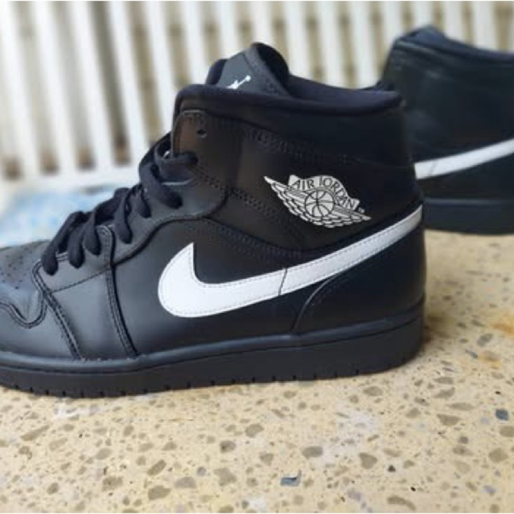 Jordan Black Sneakers